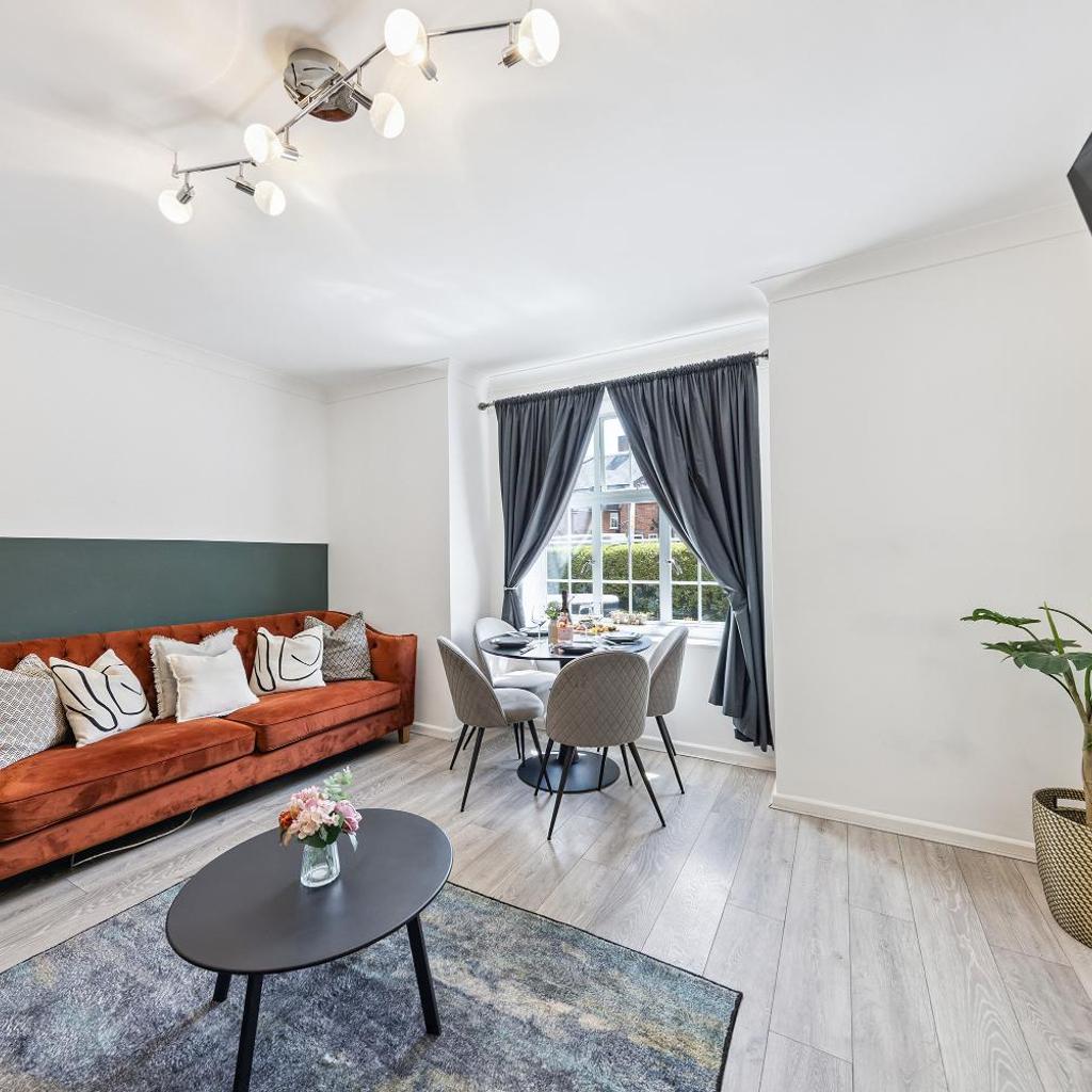 Photograph of Modern and Comfortable Spacious 3 Bedroom House with Large Private Garden