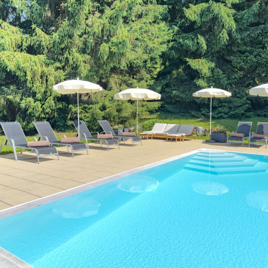 Romantik Hotel Die Gersberg Alm mit Panoramablick auf Salzburg und Outdoor Pool ab Mai — 