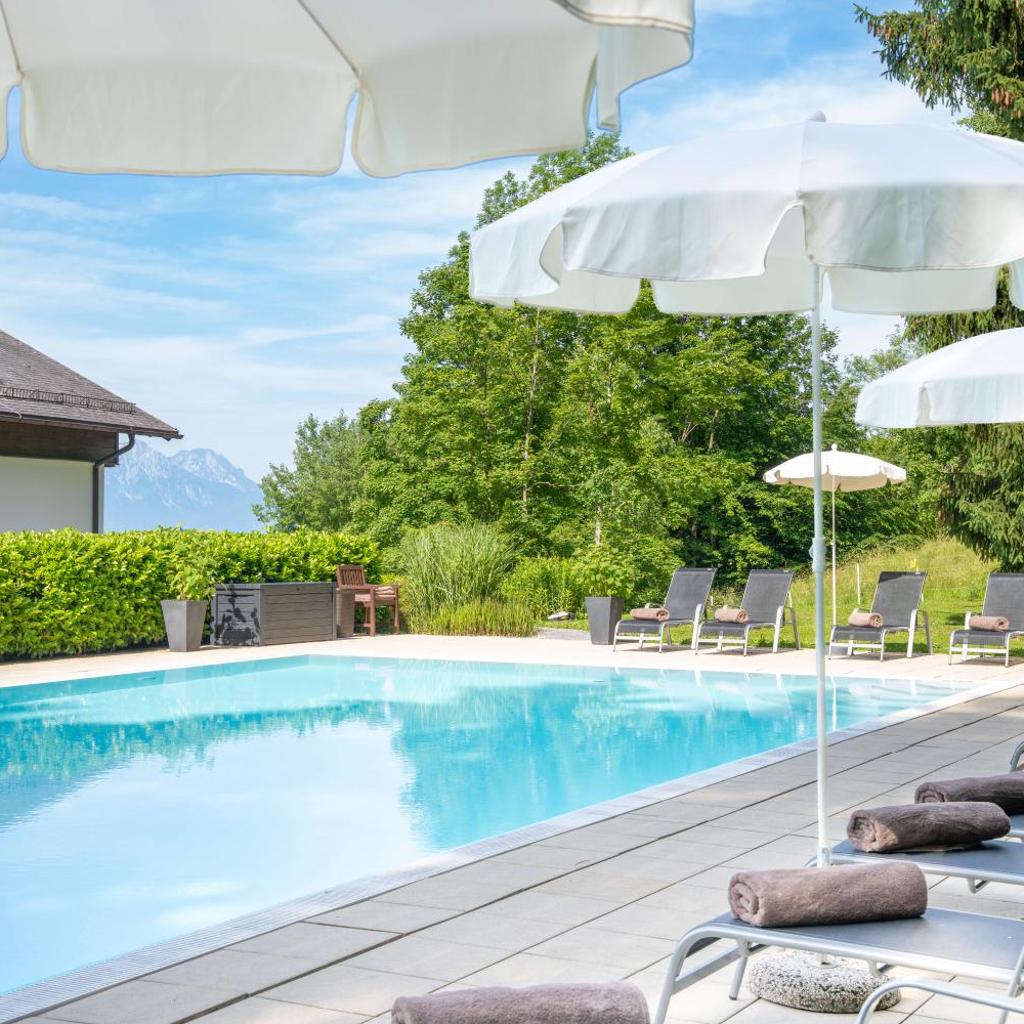 Romantik Hotel Die Gersberg Alm mit Panoramablick auf Salzburg und Outdoor Pool ab Mai — 