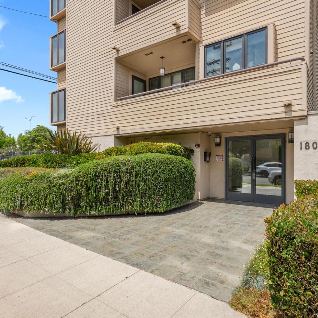 Photograph of Stylish Westwood Condo, Near UCLA & Century City