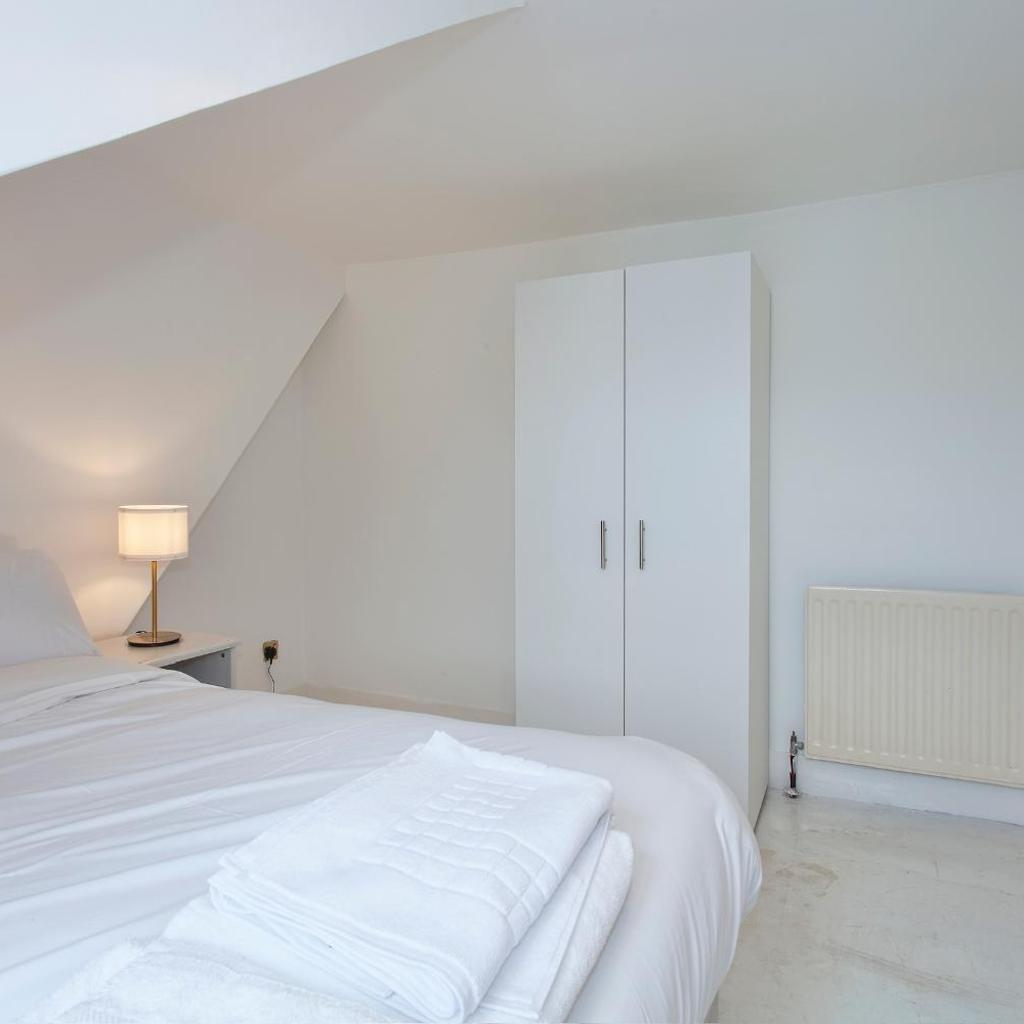 Photograph of Queens park Maida Vale 3 bed modern Family Appartment with balcony!