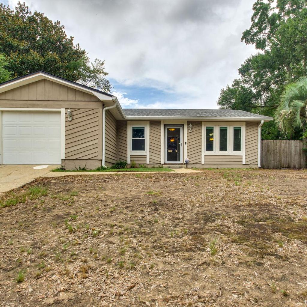 Photograph of Shop, Dine & Visit UWF: Pensacola Home w/ Yard!