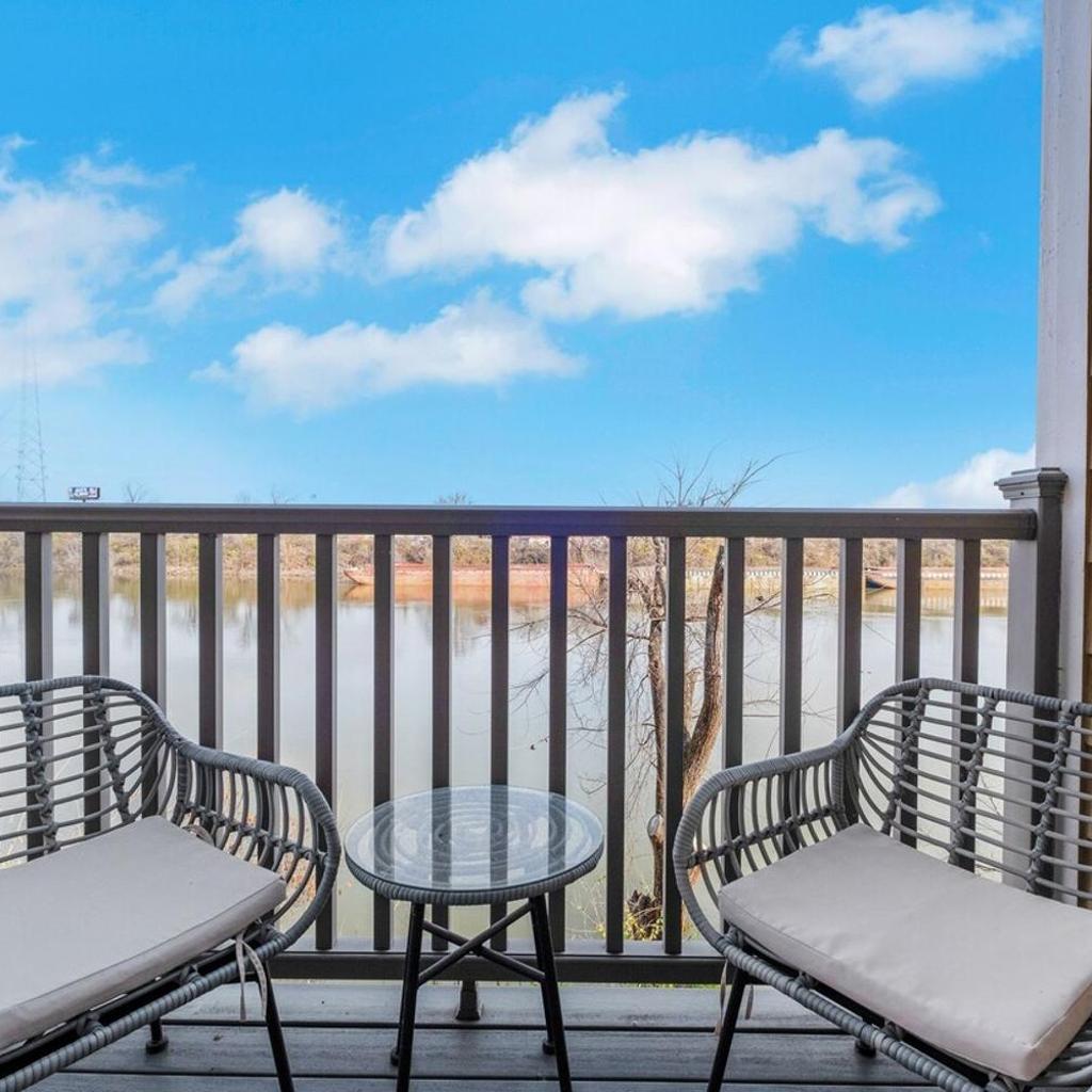 Photograph of Downtown Nashville River Views Pool Parking