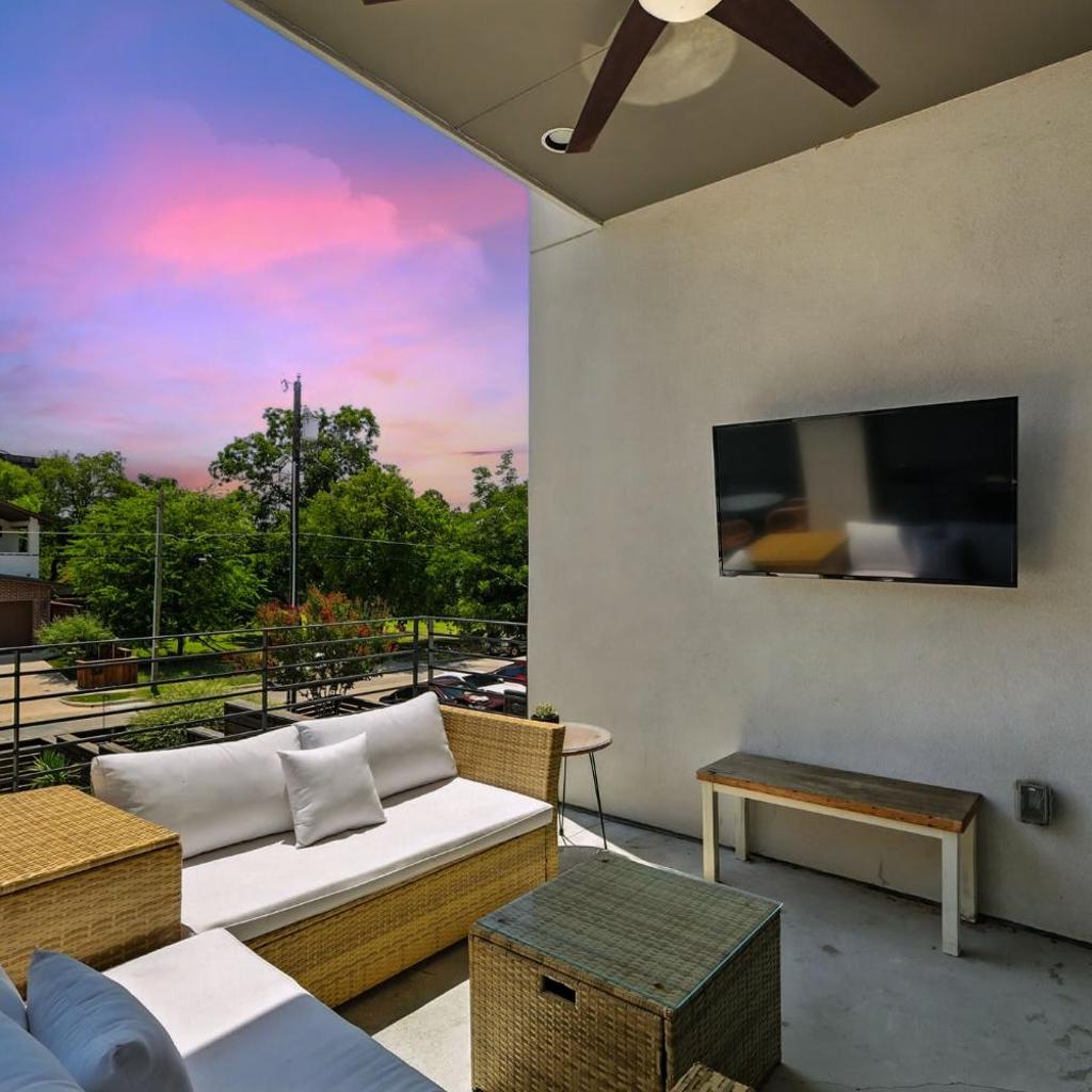 Photograph of Modern Luxury Townhouse - Uptown & Attractions
