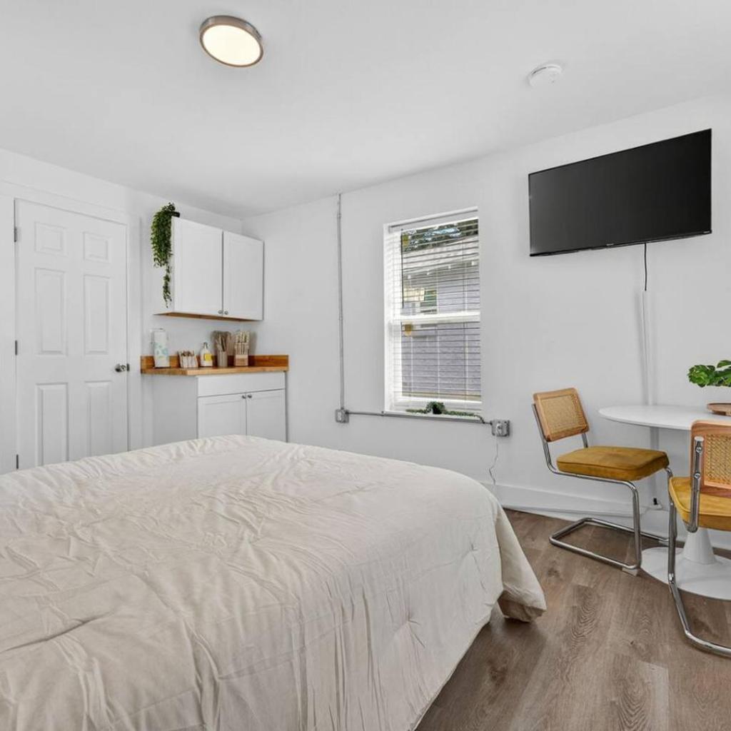 Photograph of Unit 11 Simple Affordable Studio minutes from NAS