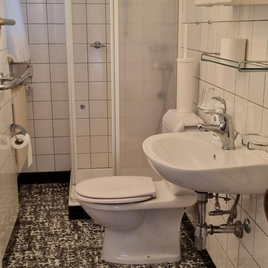 Einzelzimmer mit Gemeinschaftsbad -und Küchenbenutzung – Bild