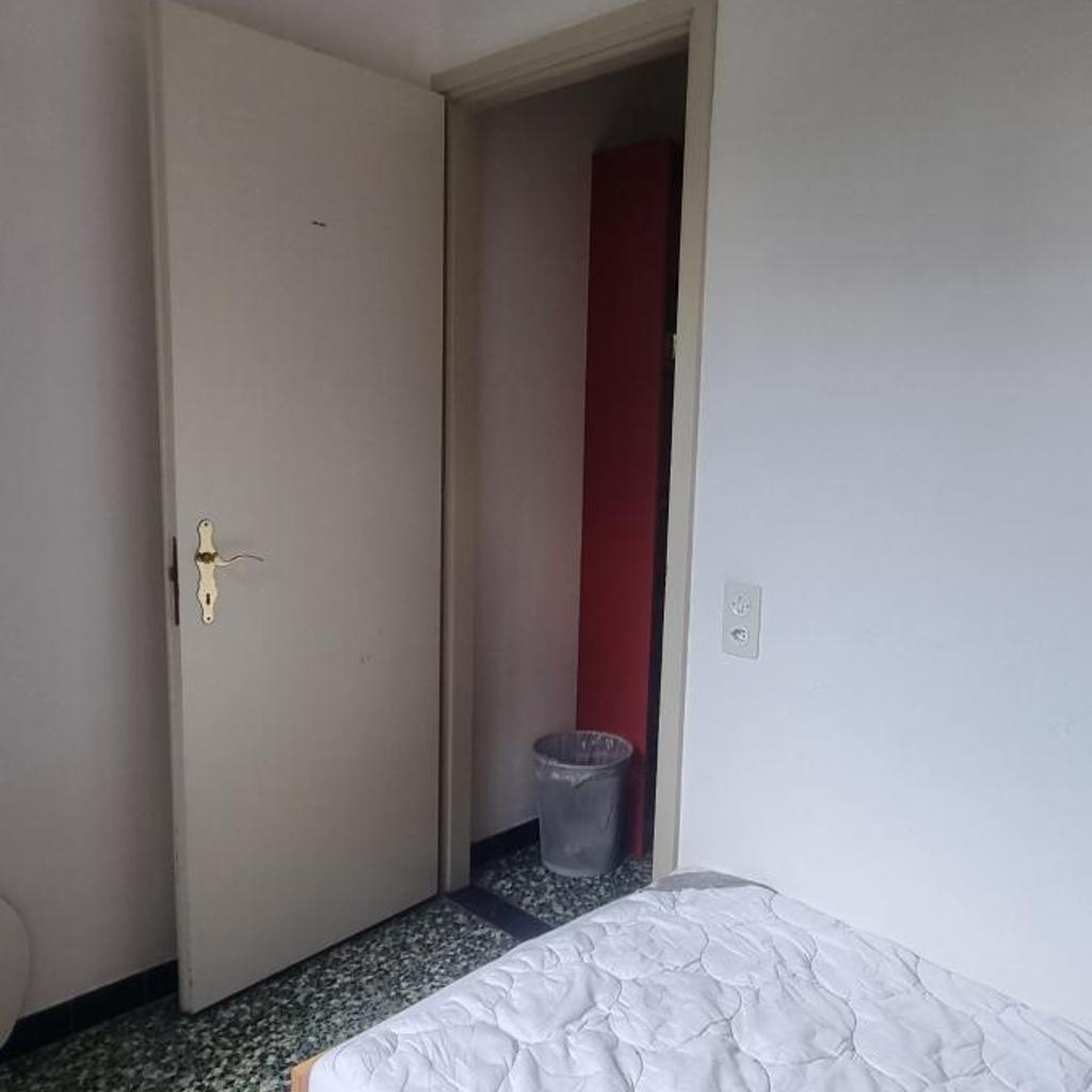 Einzelzimmer mit Gemeinschaftsbad -und Küchenbenutzung – Bild