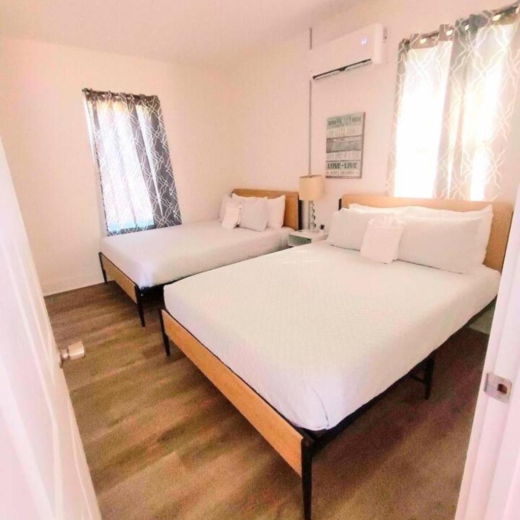 Photograph of unit 10 Cozy Convenient Near All Pensacola Offers