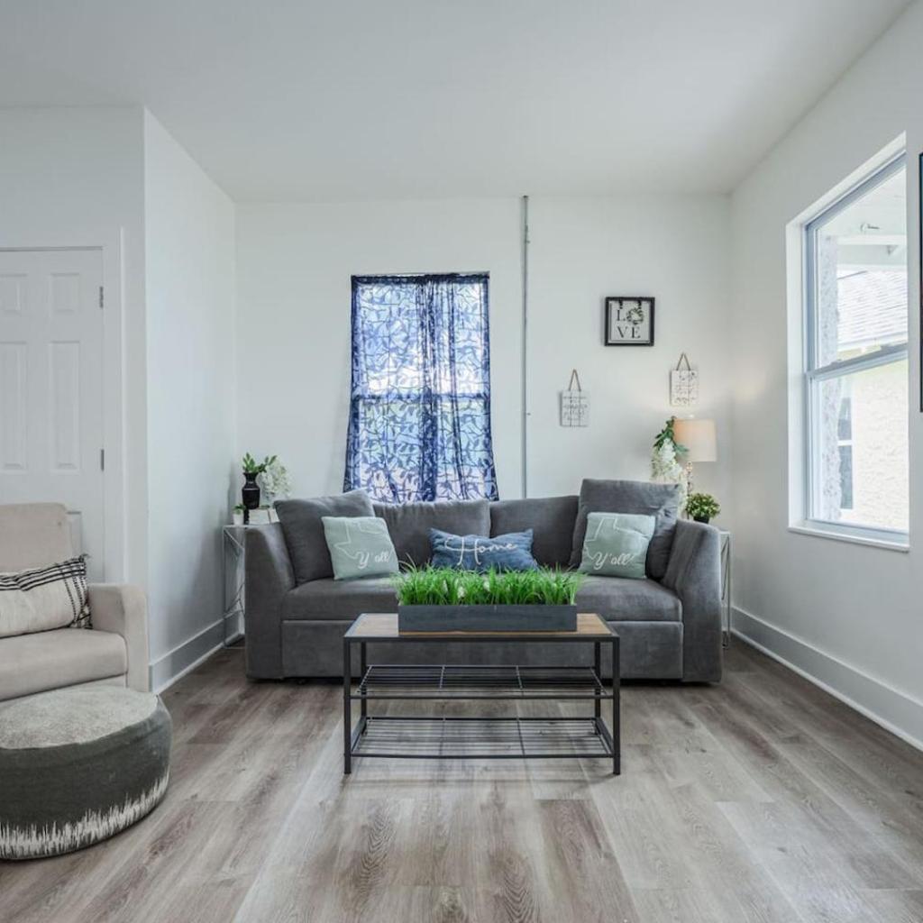 Photograph of unit 10 Cozy Convenient Near All Pensacola Offers