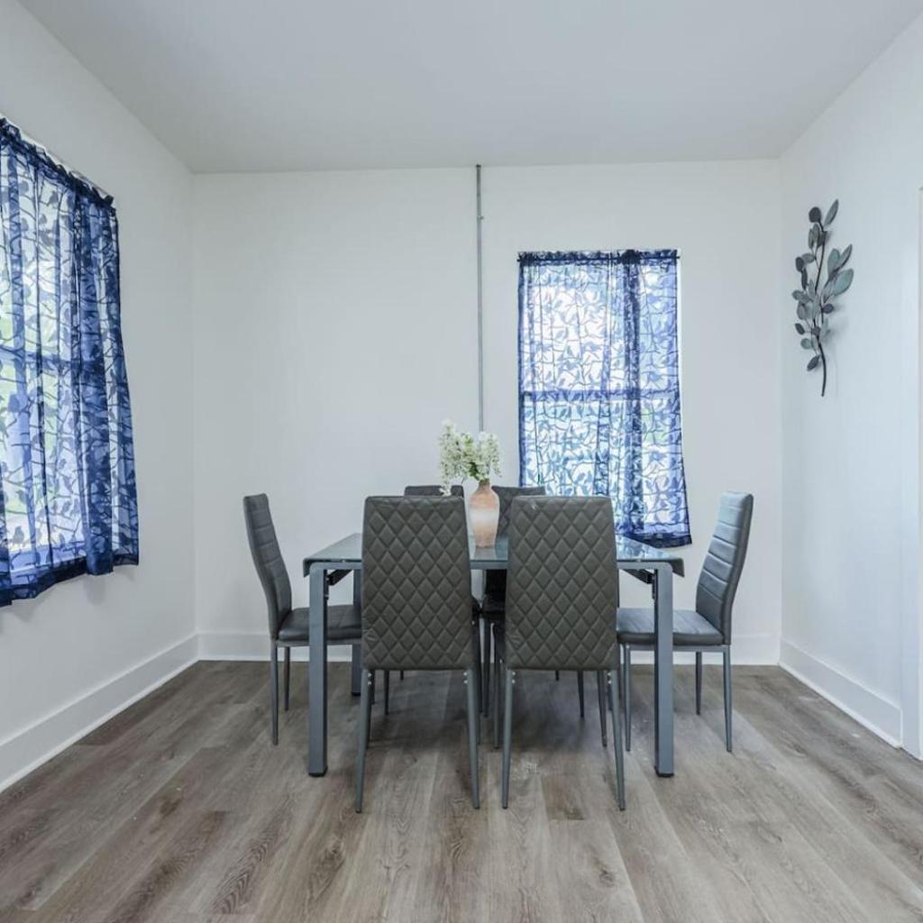 Photograph of unit 10 Cozy Convenient Near All Pensacola Offers