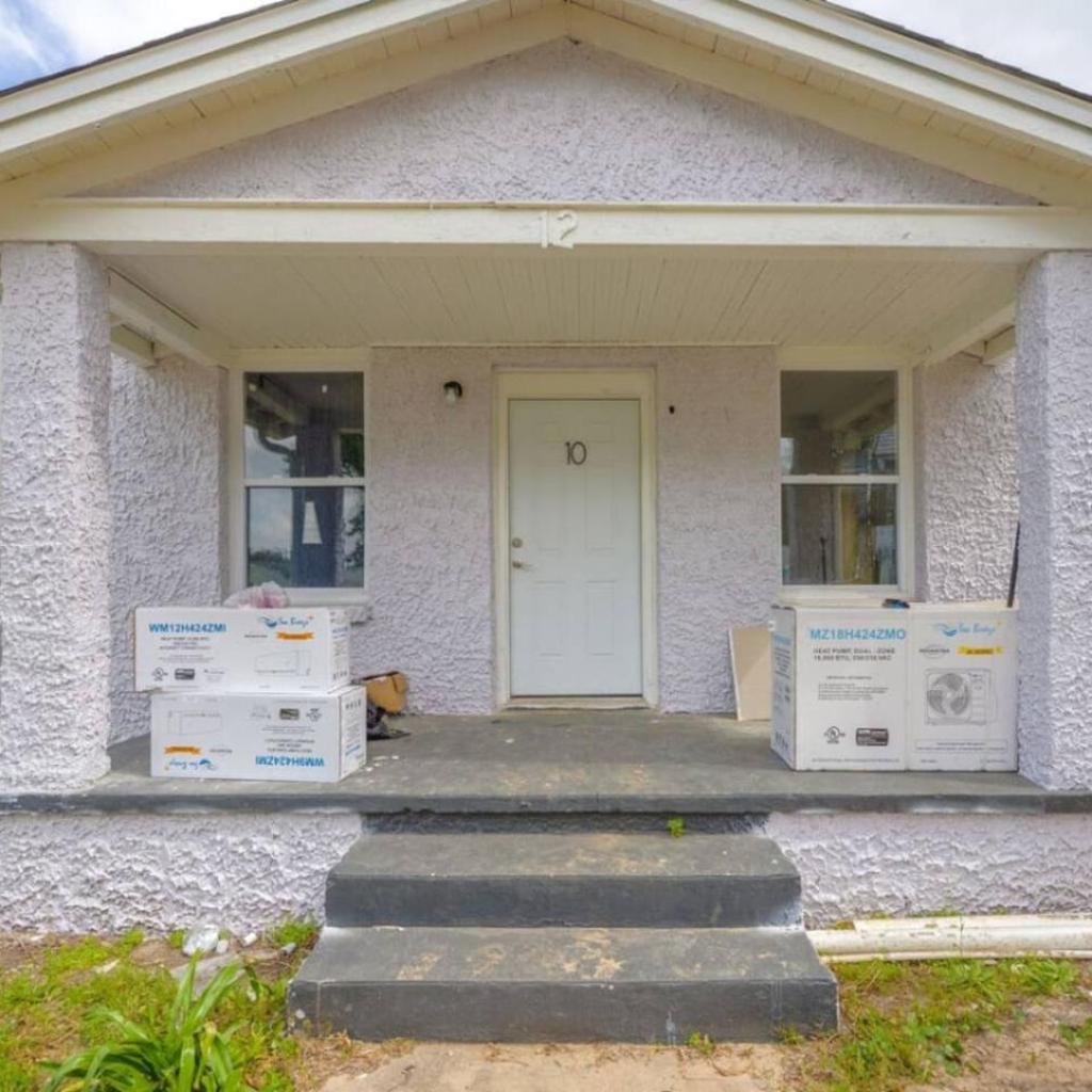 Photograph of unit 10 Cozy Convenient Near All Pensacola Offers