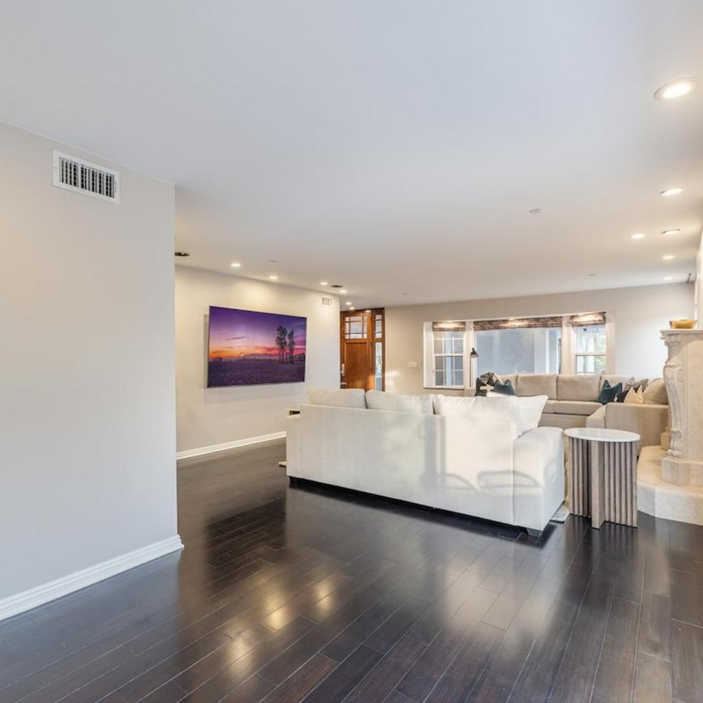 Photograph of Spacious Hollywood Private Villa with 7 Bedrooms and Pool
