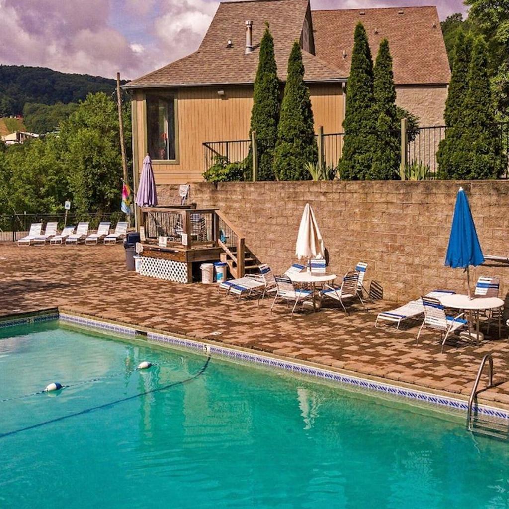 Photograph of Terrace Garden Manor by American Patriot Getaways