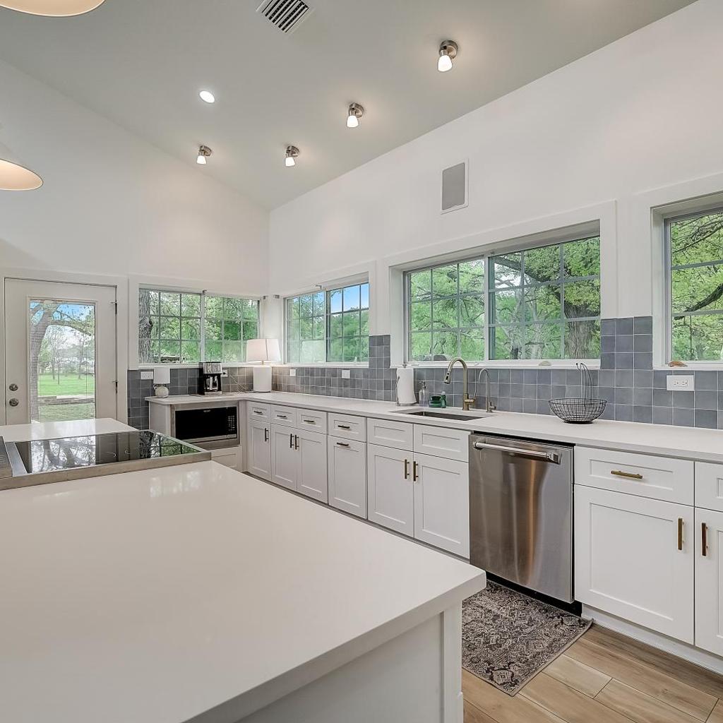 Photograph of Dunlap Oasis, 5BD Luxury Ranch! Home Theater, 2 Kitchens, Near COTA & Airport