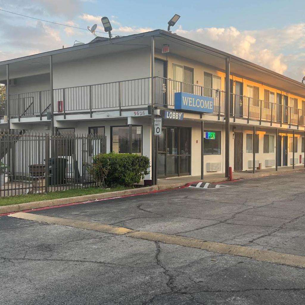 Photograph of Motel 6 Dallas, TX – St. Augustine / HWY 175