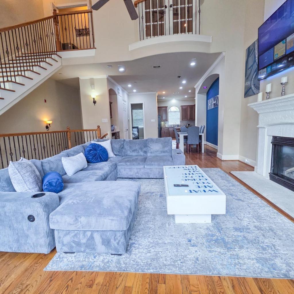 Photograph of Artsy 3-Story Townhouse Near the Galleria Area!