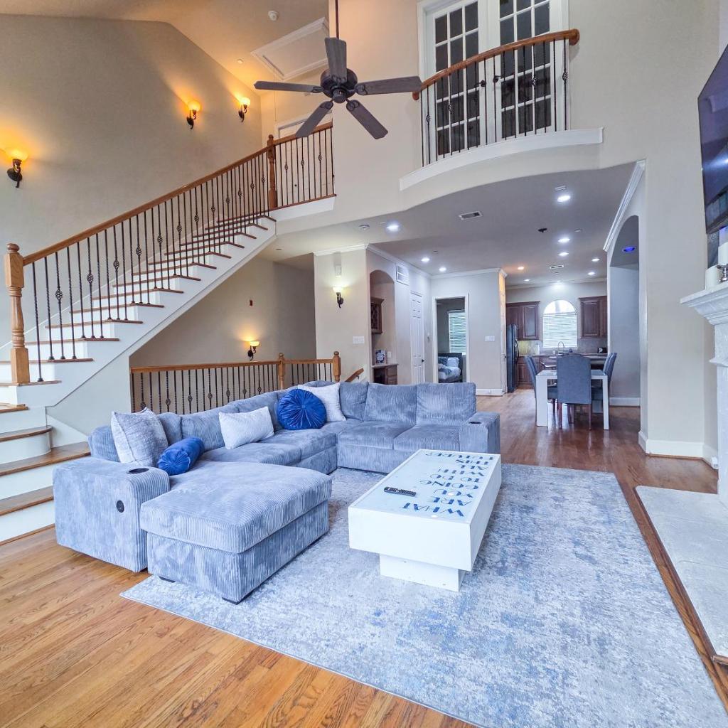 Photograph of Artsy 3-Story Townhouse Near the Galleria Area!