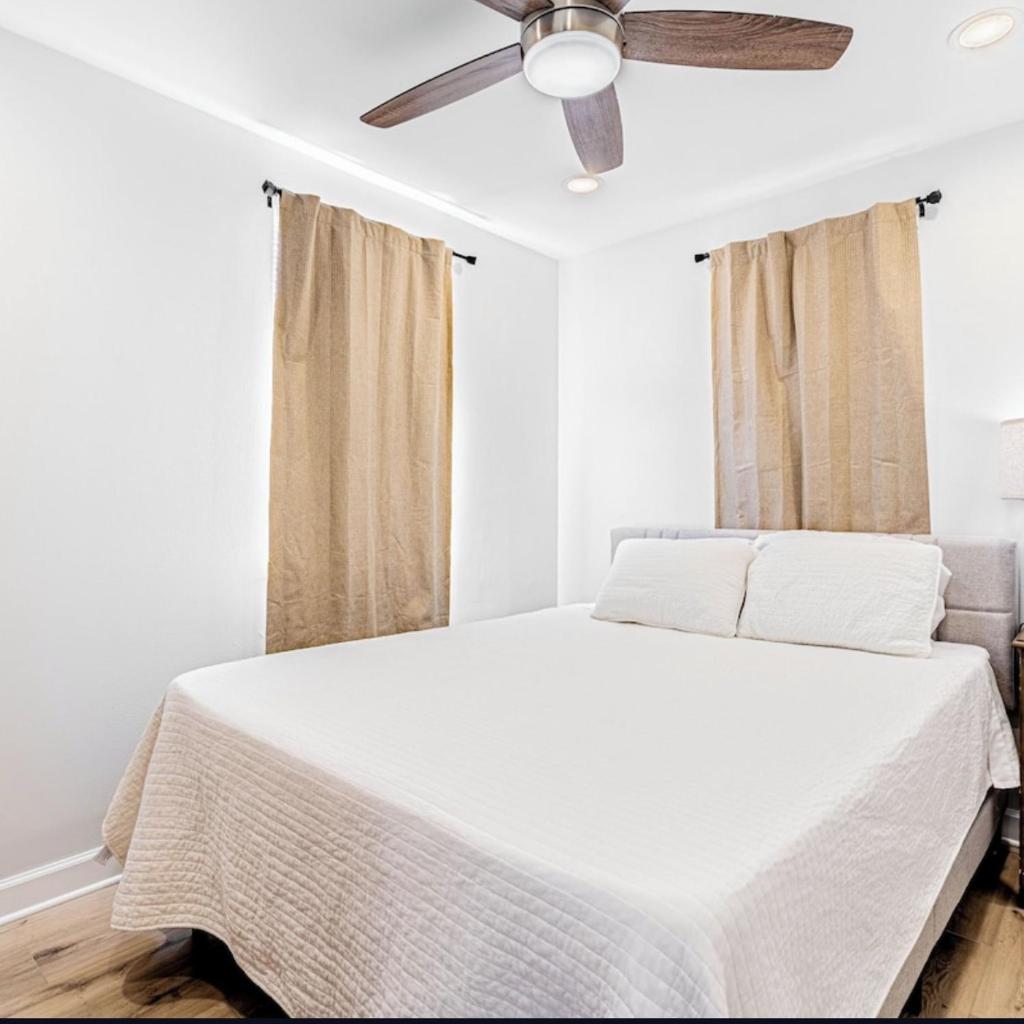 Photograph of Mid City Canal st 2 bedroom cute house