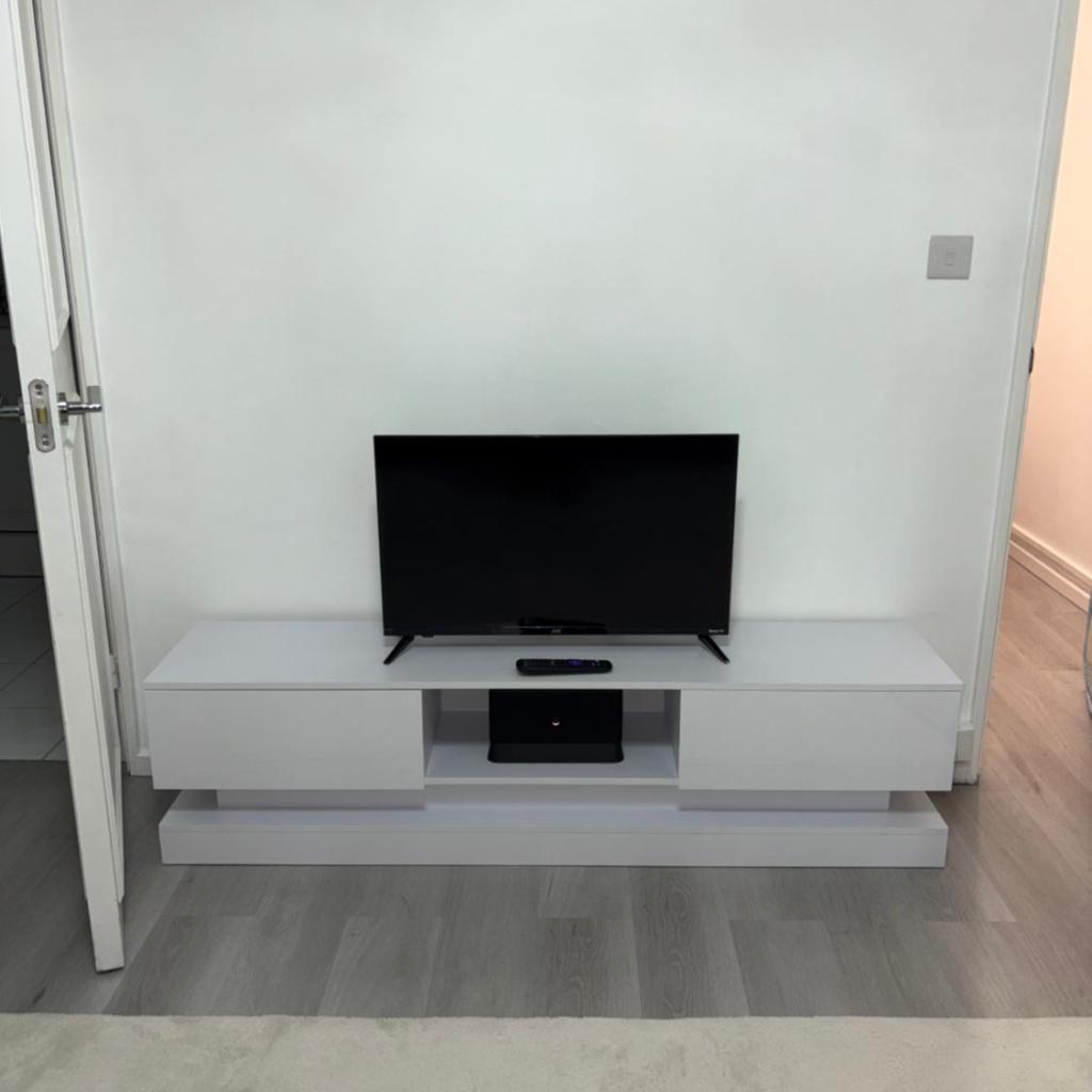 Photograph of Newly Refurbished - Stylish - Modern - And Cosy Flat - King Size Bed with Built In Speakers - Bedside Lamp - And USB Ports - Sofa Bed - In Islington North London