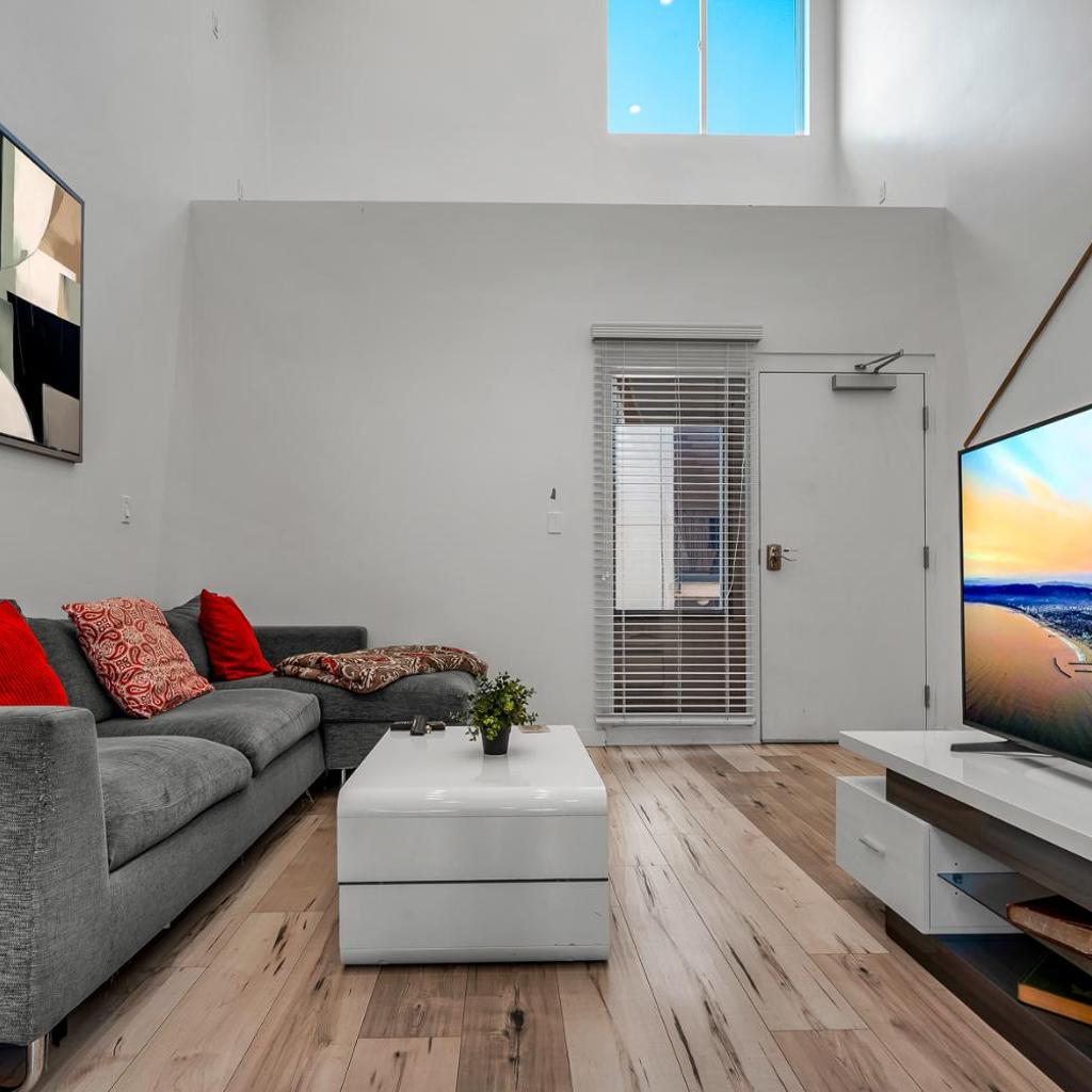 Photograph of Chic Modern Loft in Hollywood 1 Bedroom with Balcony & Free Secure Parking
