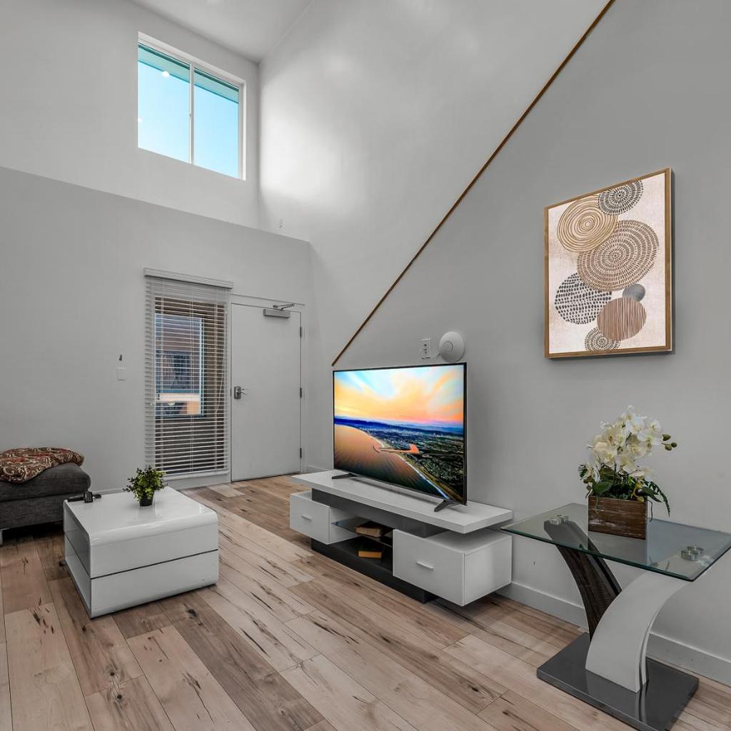 Photograph of Chic Modern Loft in Hollywood 1 Bedroom with Balcony & Free Secure Parking