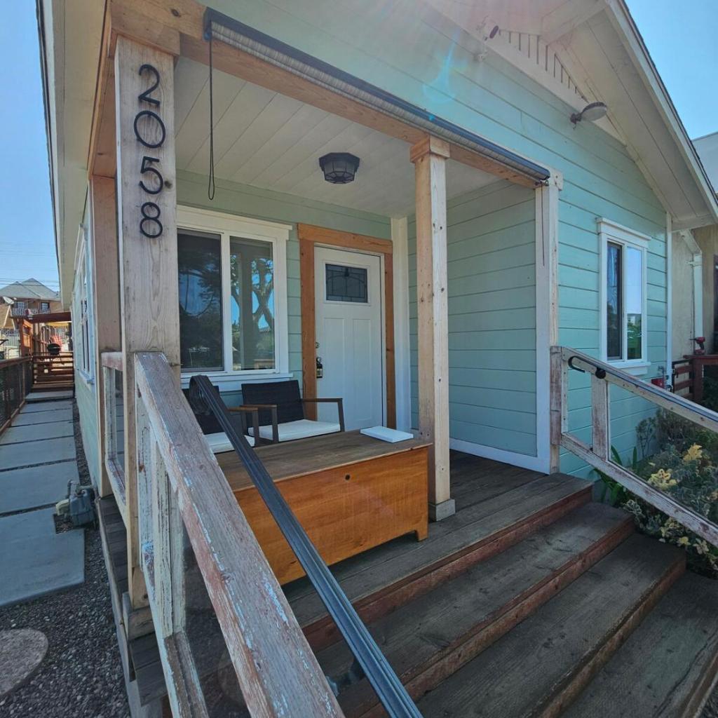 Photograph of Modern Charming Steps From Downtown Family Friendly Gated Private Driveway Parking Conventions,Petco Park,Rady Shell, Gaslamp, Beaches, Zoo,Balboa Park