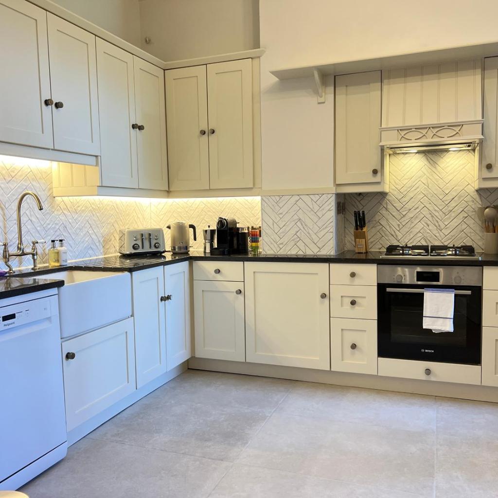 Photograph of Modern Luxury 4-Bedroom Apartment - Sleeps 7 - Paddington - Quiet Area