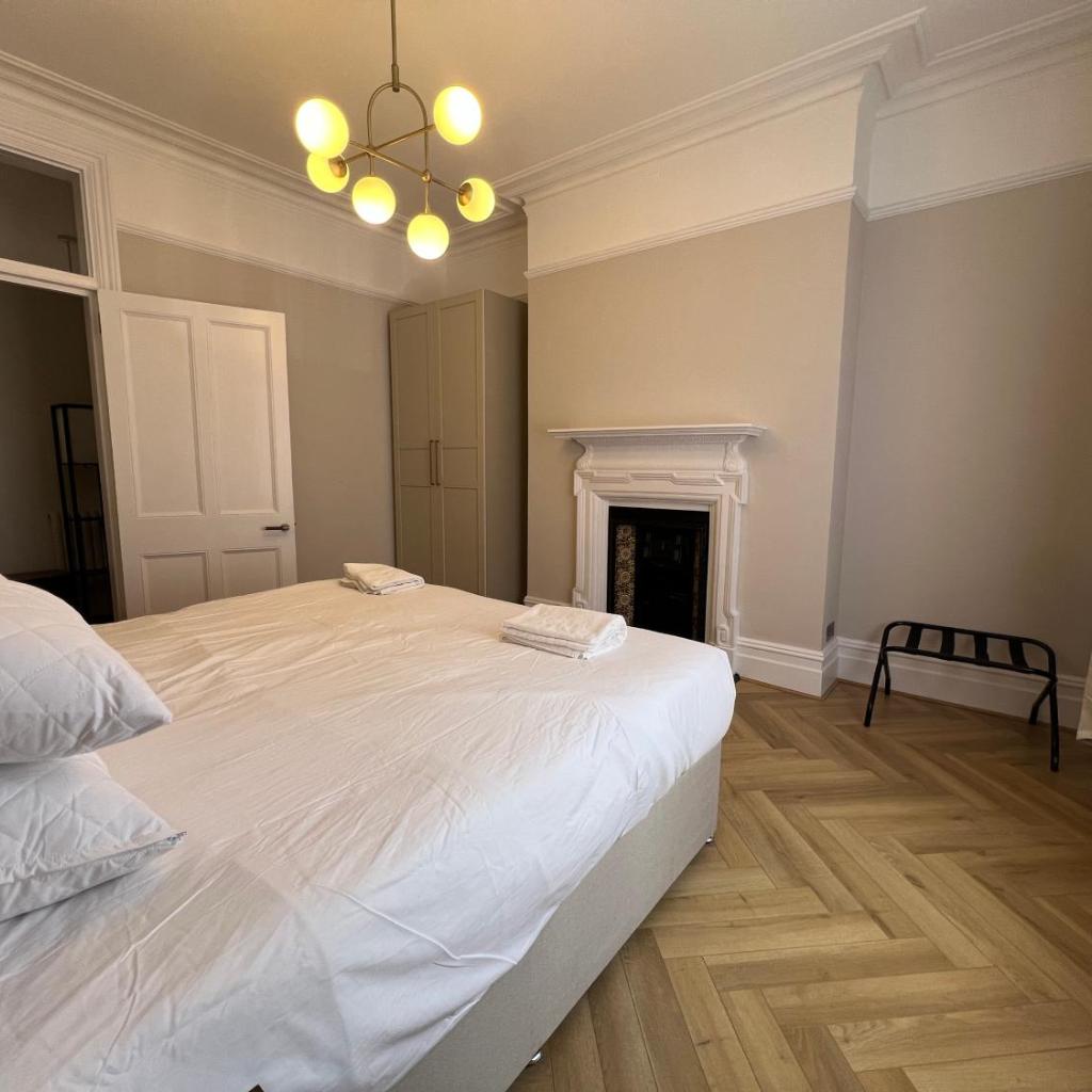 Photograph of Modern Luxury 4-Bedroom Apartment - Sleeps 7 - Paddington - Quiet Area