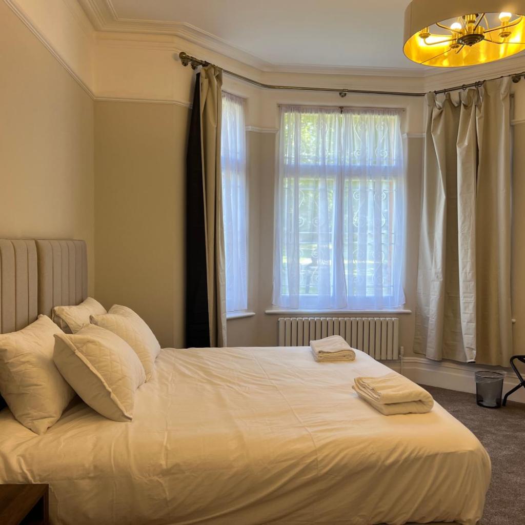 Photograph of Modern Luxury 4-Bedroom Apartment - Sleeps 7 - Paddington - Quiet Area