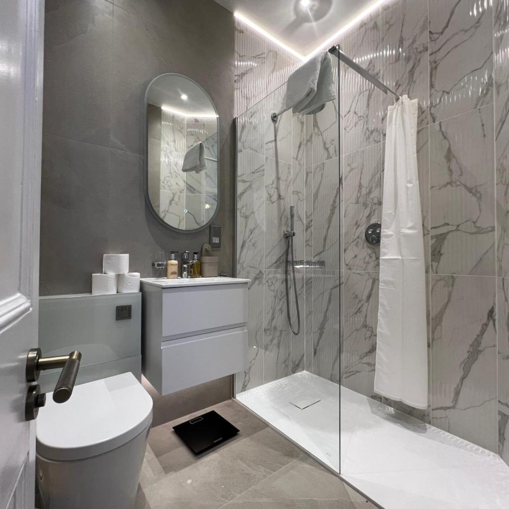 Photograph of Modern Luxury 4-Bedroom Apartment - Sleeps 7 - Paddington - Quiet Area