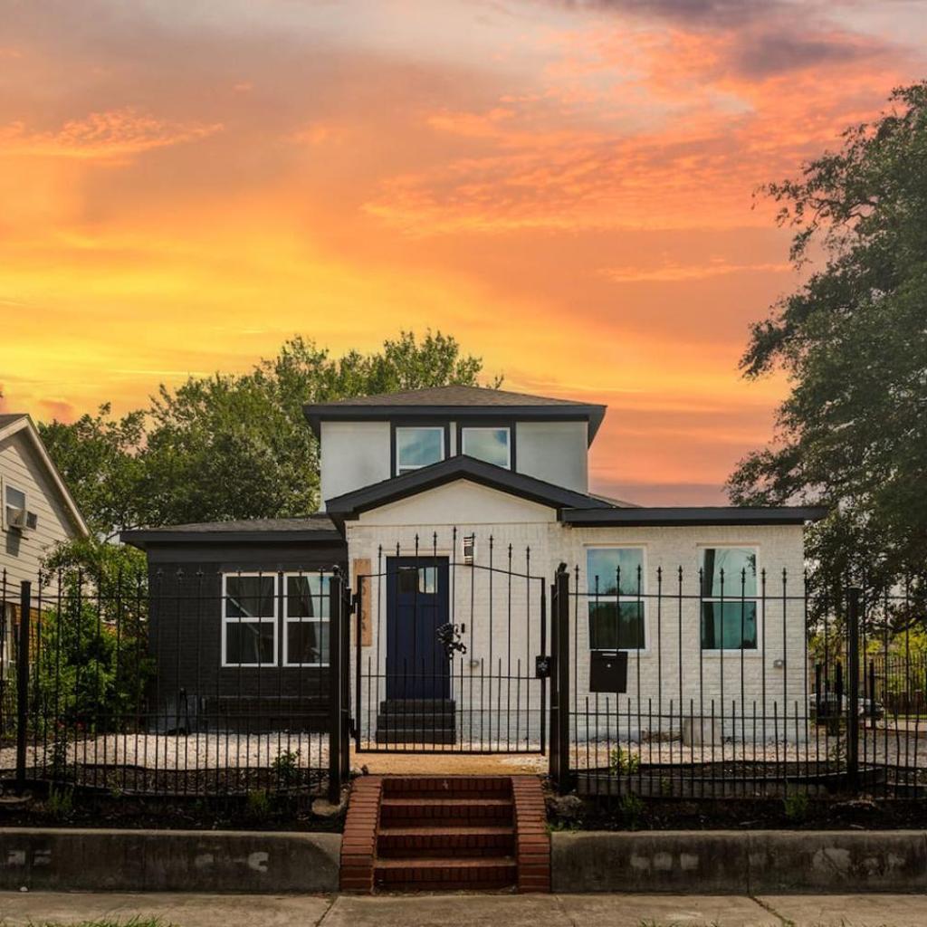 Photograph of Gated Modern 2BR Duplex Near Med Center & Downtown