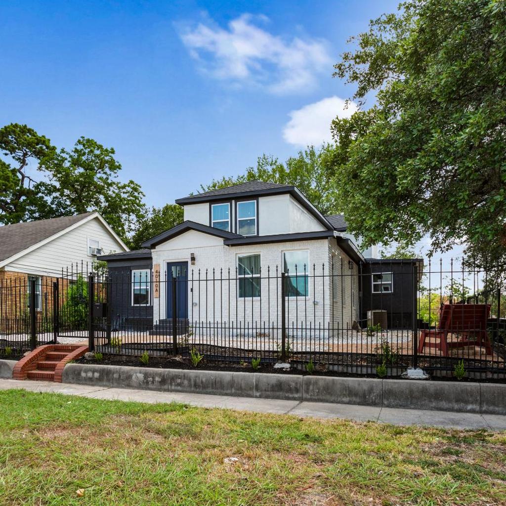 Photograph of Gated Modern 2BR Duplex Near Med Center & Downtown