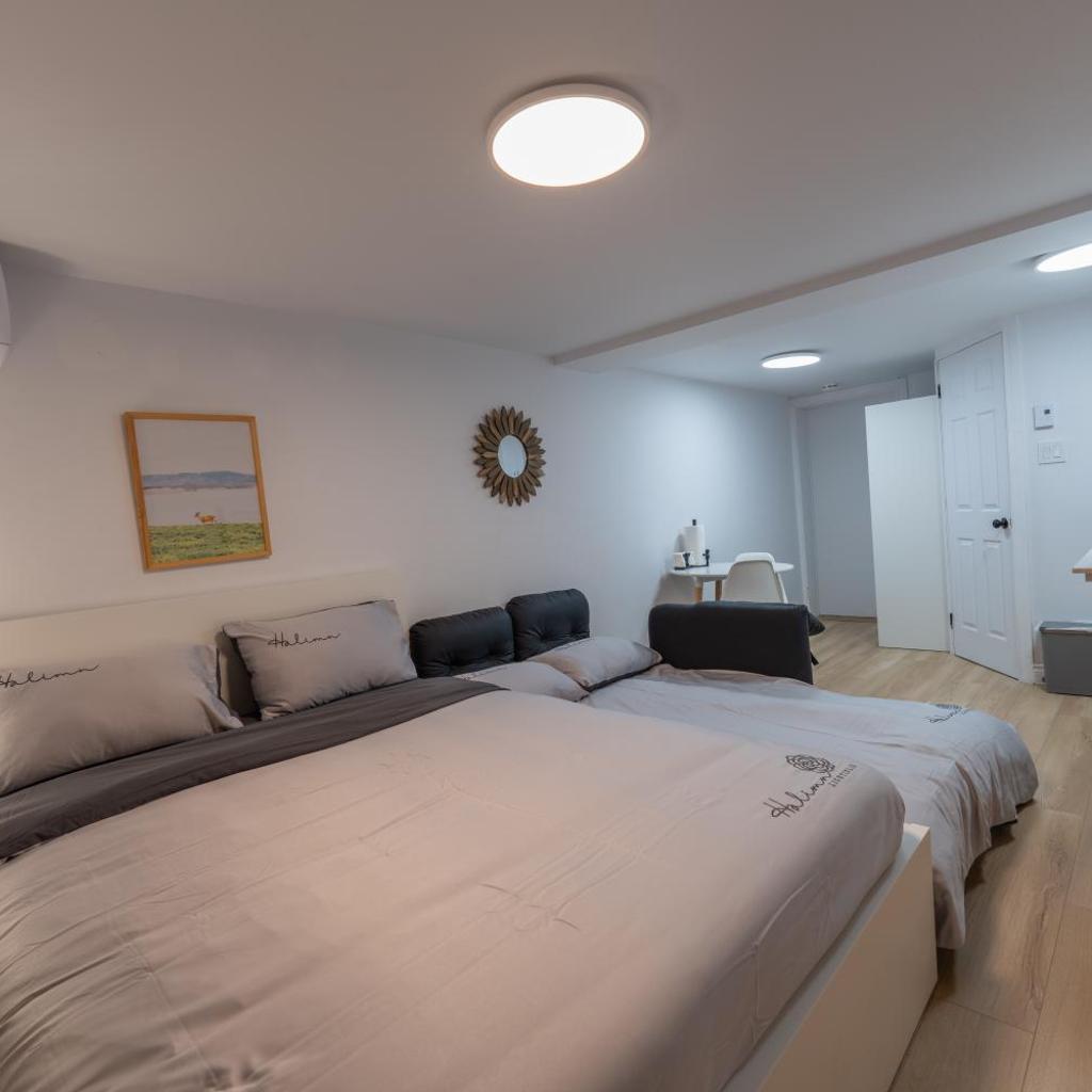 Photograph of Renovated Studio w Parking Queen Bed and Sofa Bed