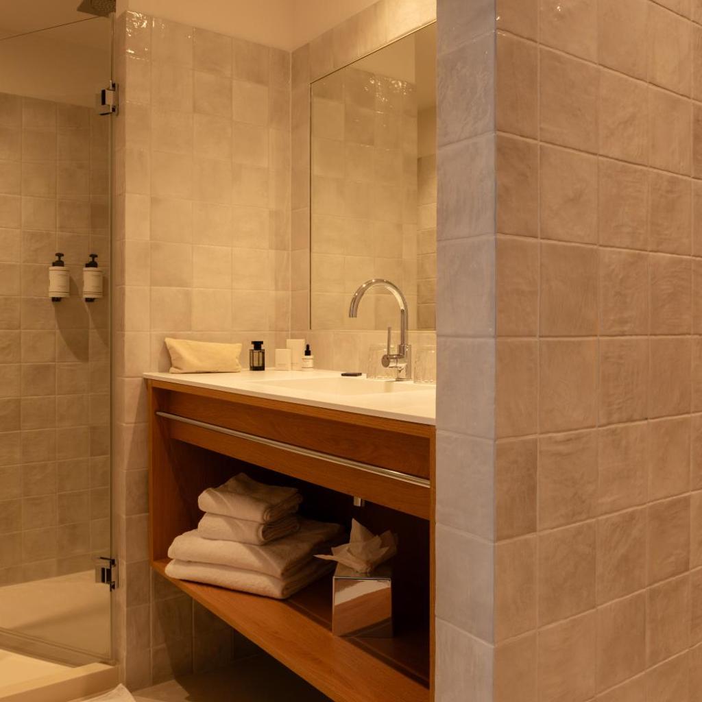 9Hotel Chelton — 