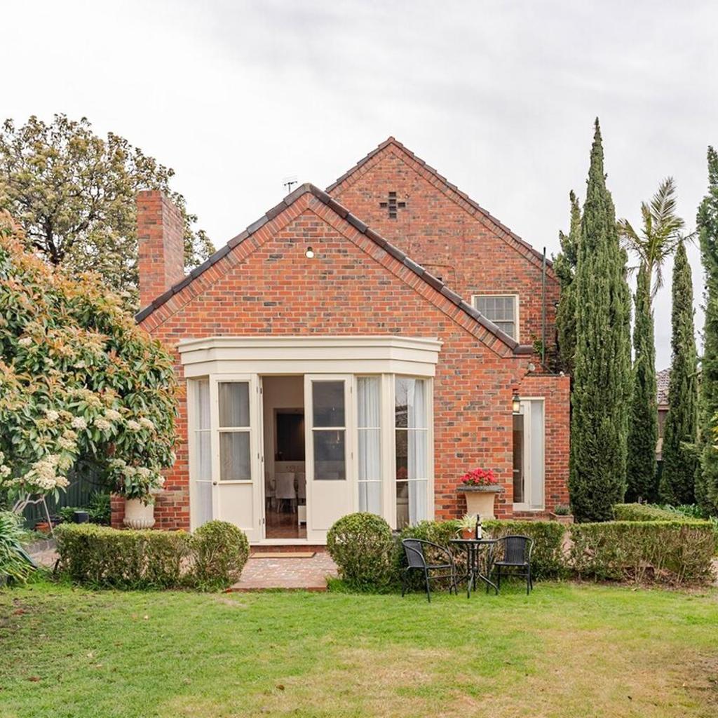 Photograph of Charming Red Brick Estate in Kew 5BR & Playhouse