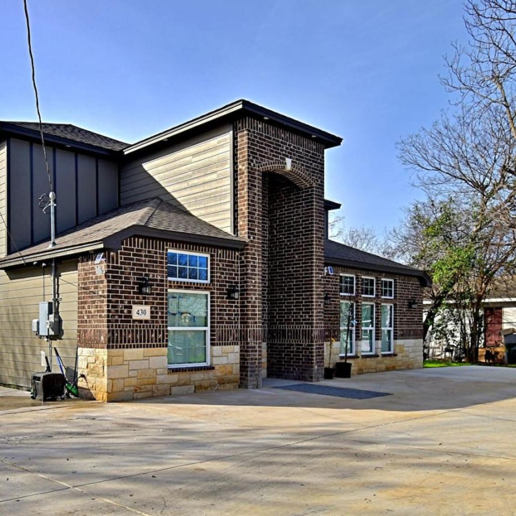 Photograph of Stunning 6 Bedroom Near Downtown