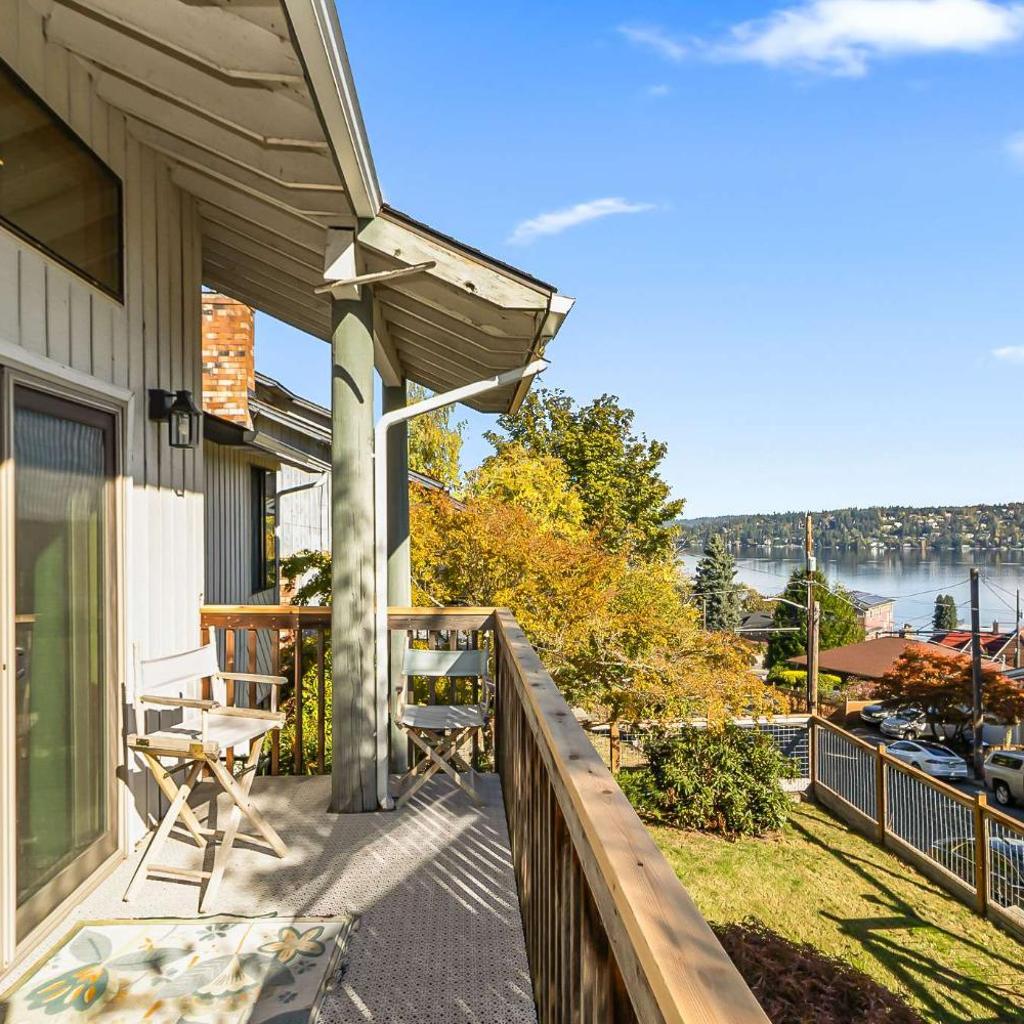 Photograph of Large Lk Washington View Family Home
