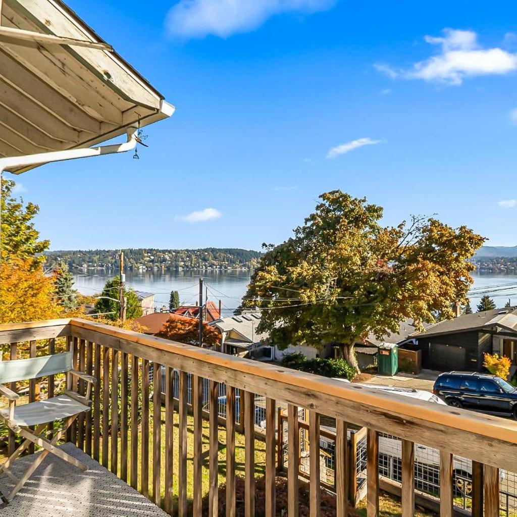 Photograph of Large Lk Washington View Family Home
