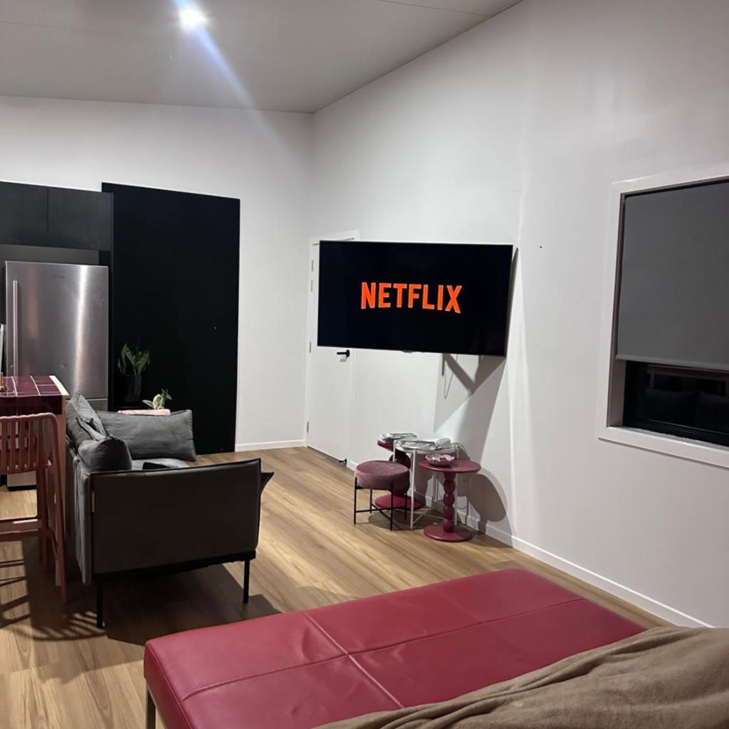 Photograph of Aurora Studio & Court Yard Private Pet Friendly Free Parking