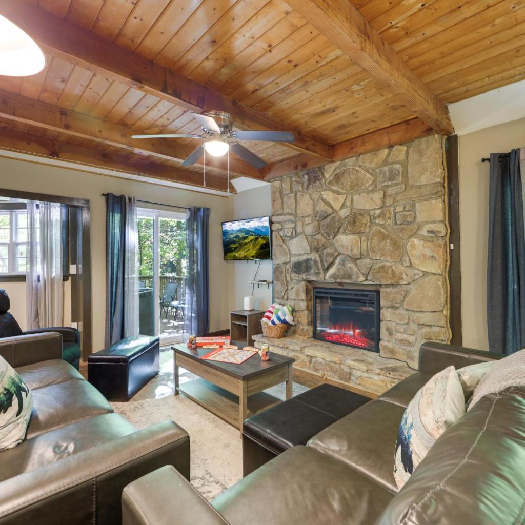 Photograph of Cobbly Nob Golf Retreat: Hot Tub, Arcade Game Room