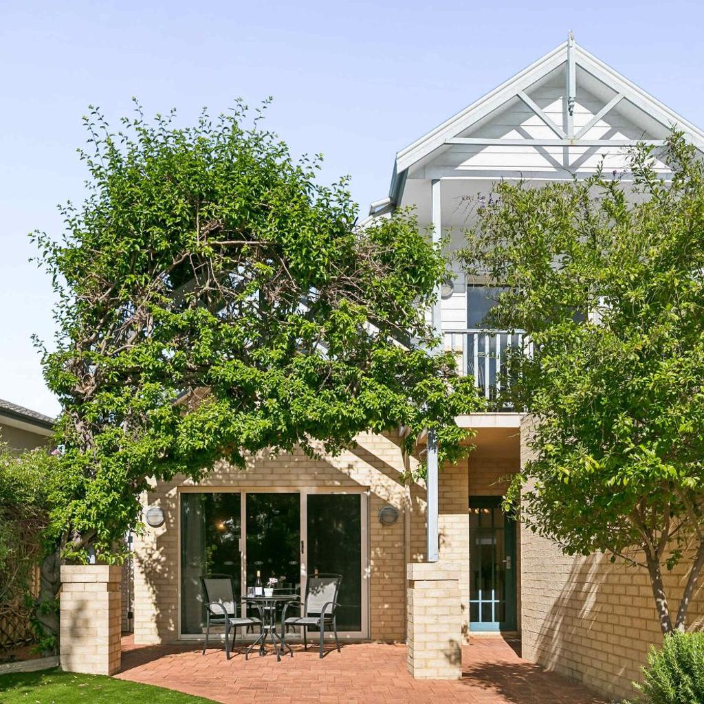 Photograph of Kingsley Lake House - Family Home with 3 Lounges