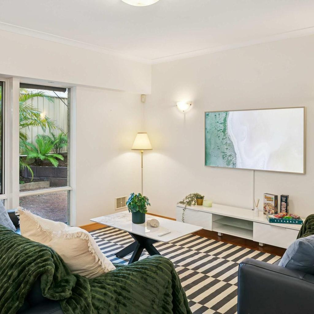 Photograph of Kingsley Lake House - Family Home with 3 Lounges
