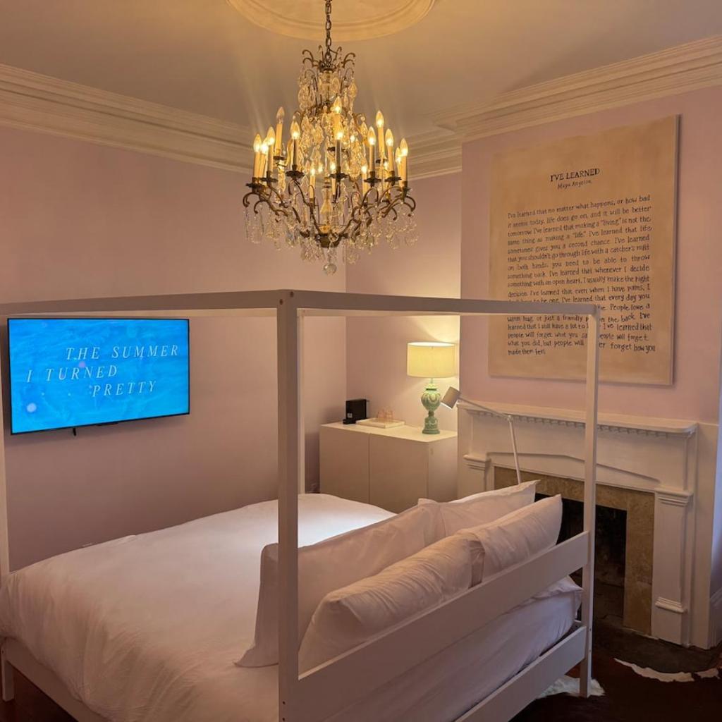 Photograph of Bosch House Rosé - Lila Suite