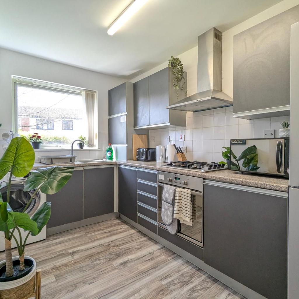 Photograph of Large 3-Bedrooms House Near Centre Free Parking