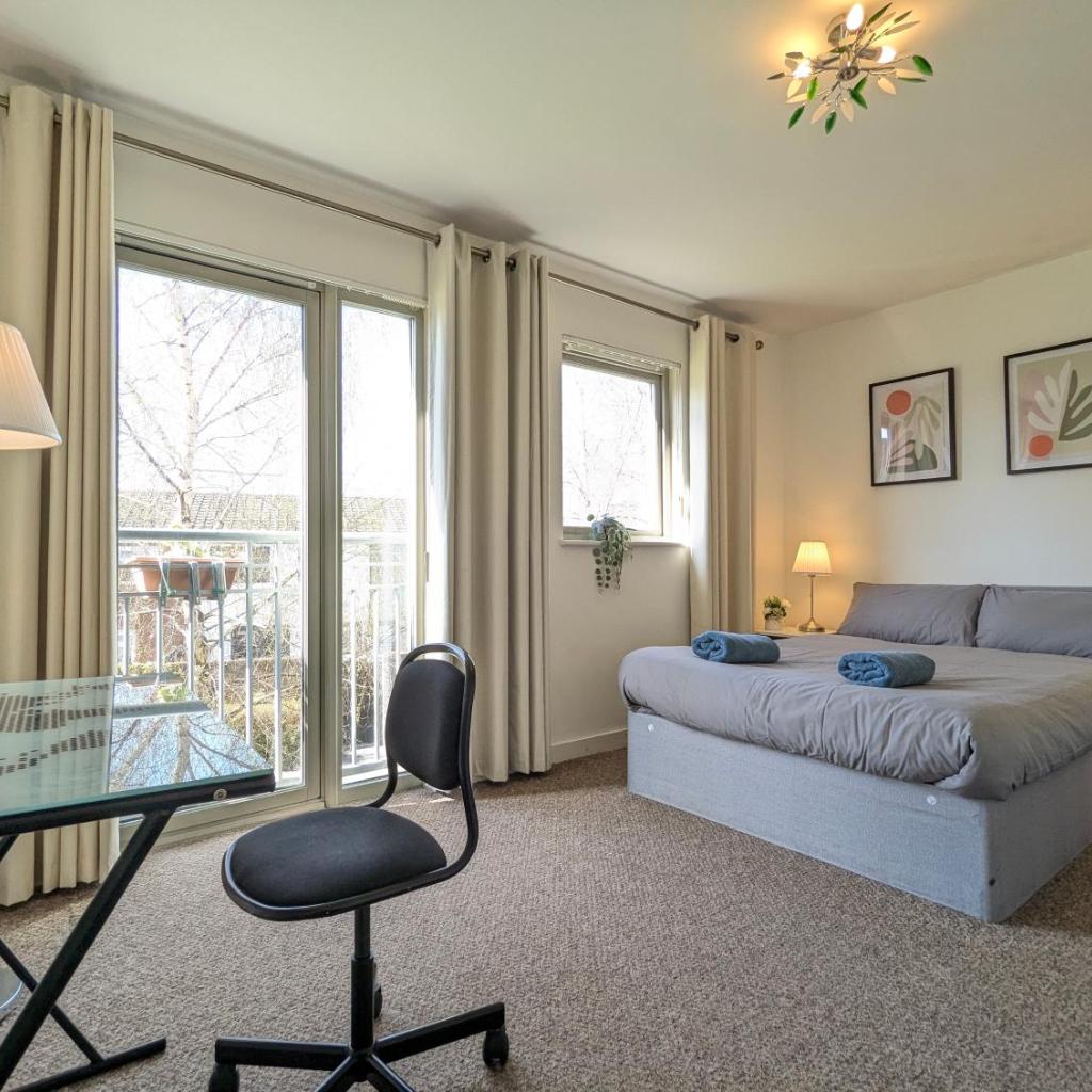 Photograph of Large 3-Bedrooms House Near Centre Free Parking