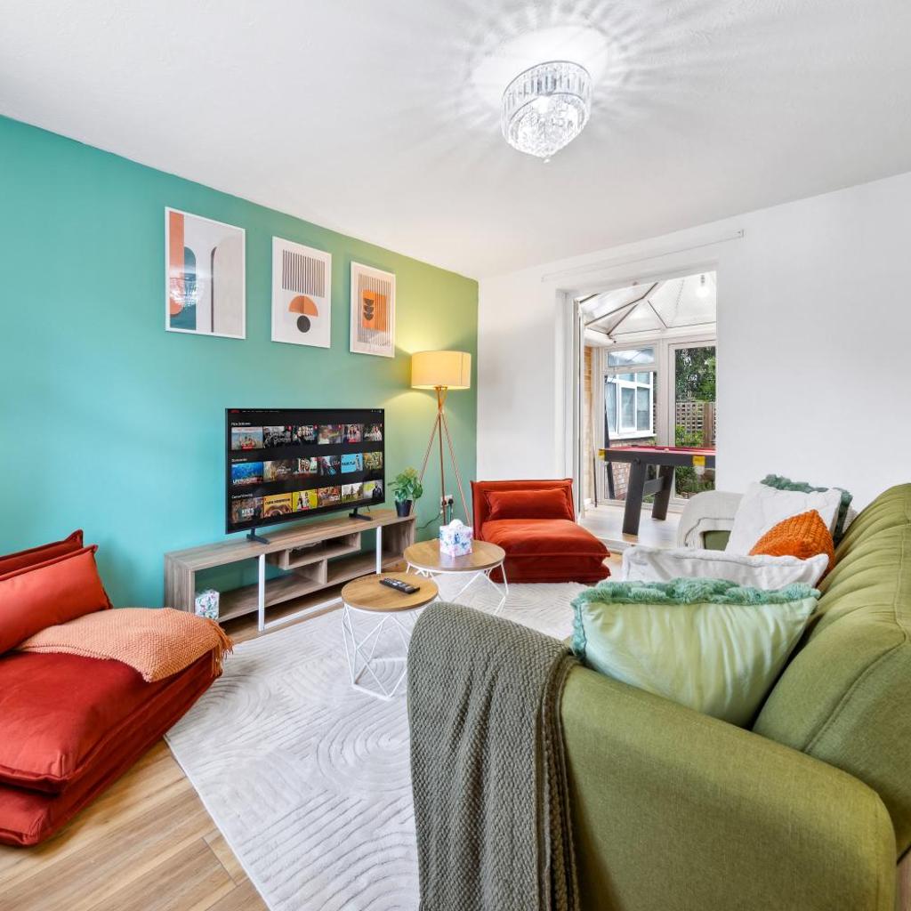Photograph of London Tower Bridge Entire House! Garden, Free Parking, Sleeps up to 6!