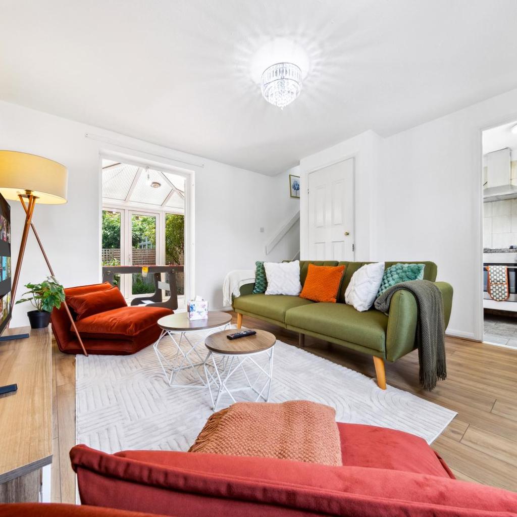 Photograph of London Tower Bridge Entire House! Garden, Free Parking, Sleeps up to 6!