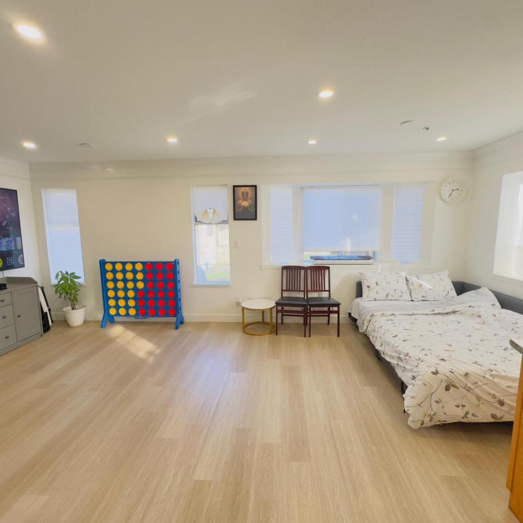 Photograph of Family Retreat sleeps 12 Near YVR Airport, Downtown