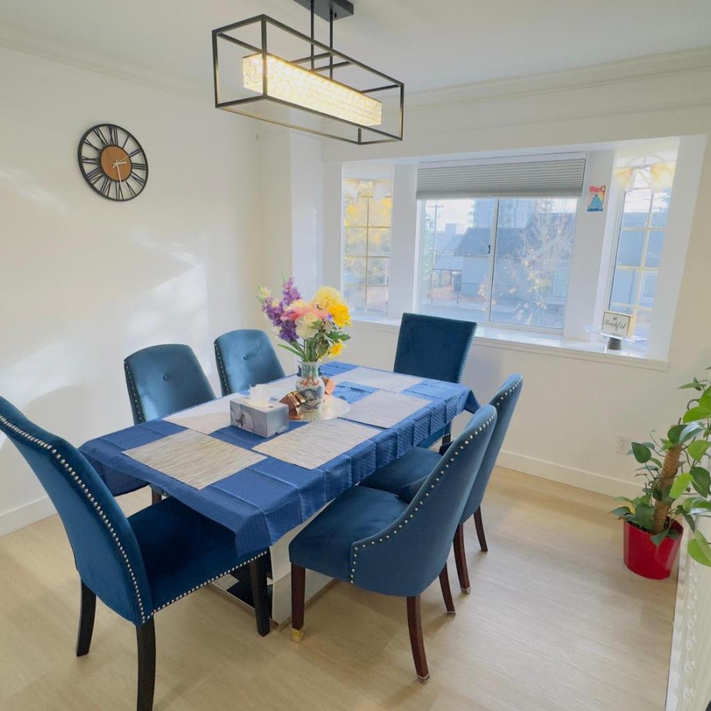 Photograph of Family Retreat sleeps 12 Near YVR Airport, Downtown