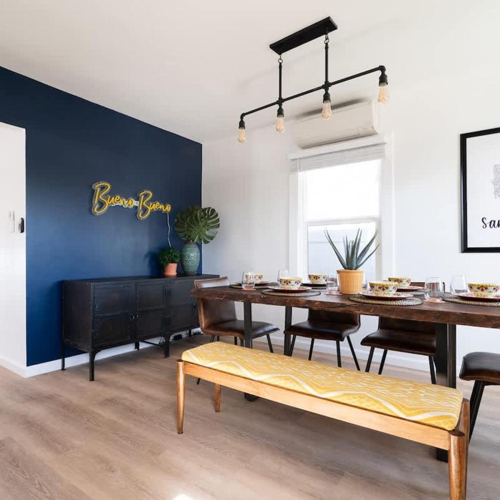 Photograph of * Bueno Bueno Casita * / 7 min to Downtown / 4 Bdr